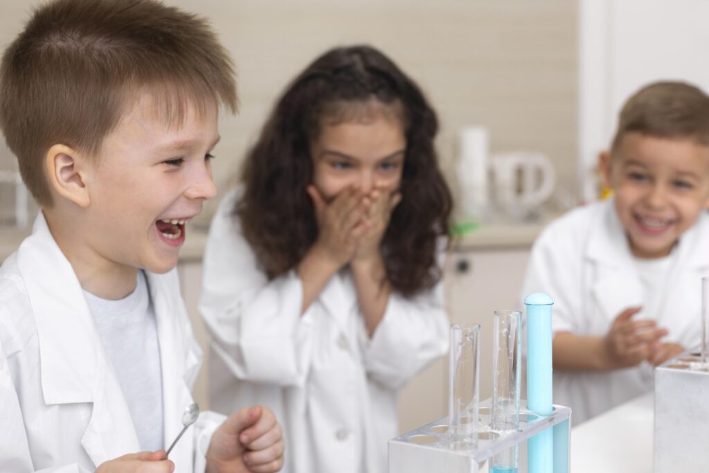 Des enfants surpris par une réaction chimique
