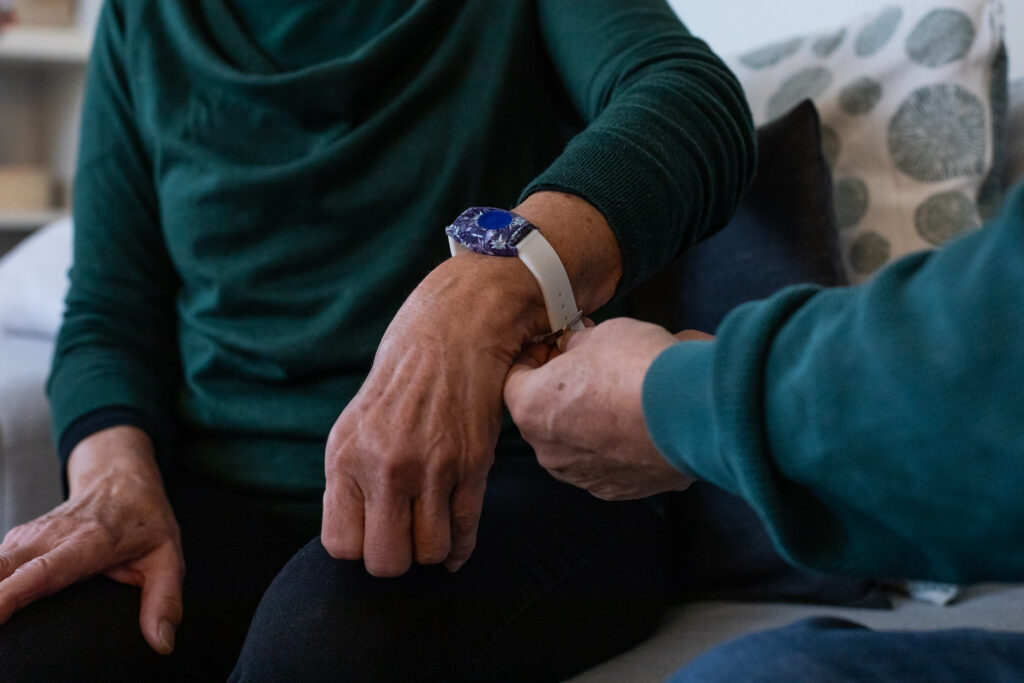 Une dame avec un émetteur fantaisie Alarme Casa